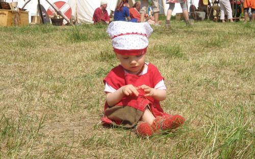 Unser Lagerbaby untersucht die Wiese