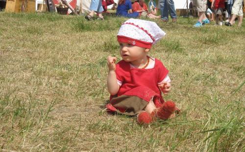 Unser Lagerbaby untersucht die Wiese