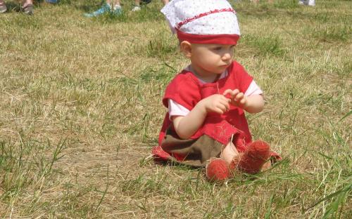 Unser Lagerbaby untersucht die Wiese