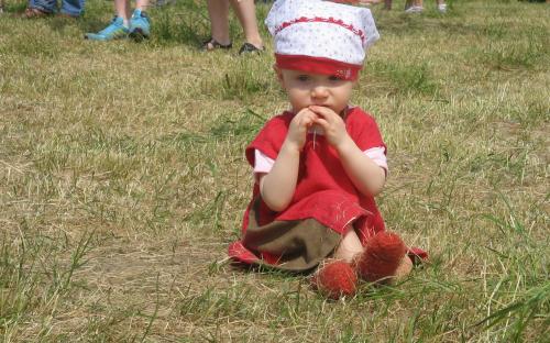Unser Lagerbaby untersucht die Wiese