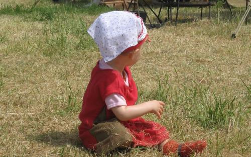 Unser Lagerbaby untersucht die Wiese