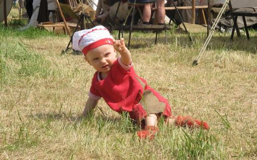 Unser Lagerbaby untersucht die Wiese