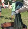 Indigofärbung: Der Stoff bläut sobald er aus der Flotte kommt