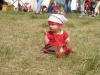 Unser Lagerbaby untersucht die Wiese