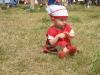 Unser Lagerbaby untersucht die Wiese