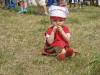 Unser Lagerbaby untersucht die Wiese