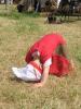Unser Lagerbaby untersucht die Wiese